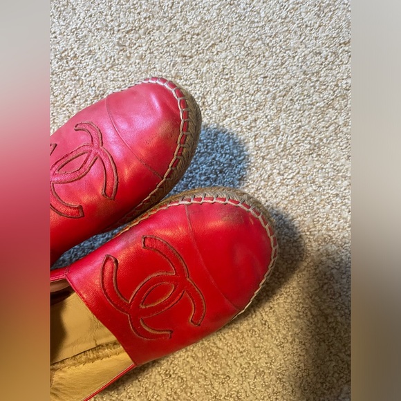 CHANEL Interlocking CC Logo Leather Espadrilles
SZ 40 Run small fits 39 $895 - Picture 4 of 7